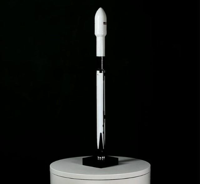 Amazon.com: wltk Space X Falcon 9 1/233 Diecast Rocket Model